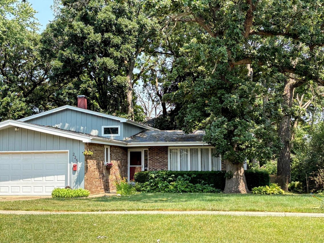 225 S Seymour Ave., Mundelein, IL 60060
