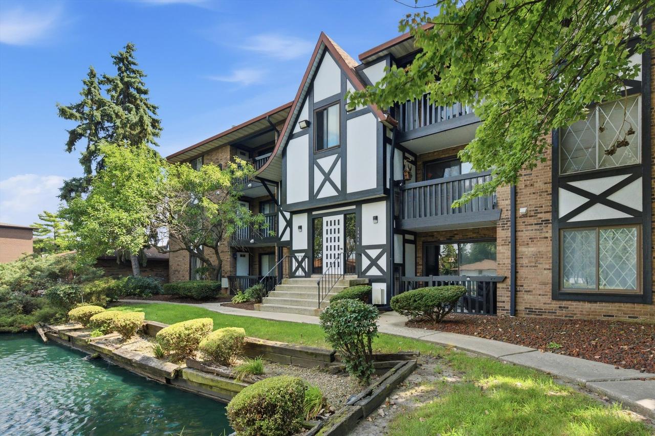 13616 Royal Ct. #208, Crestwood, IL 60418