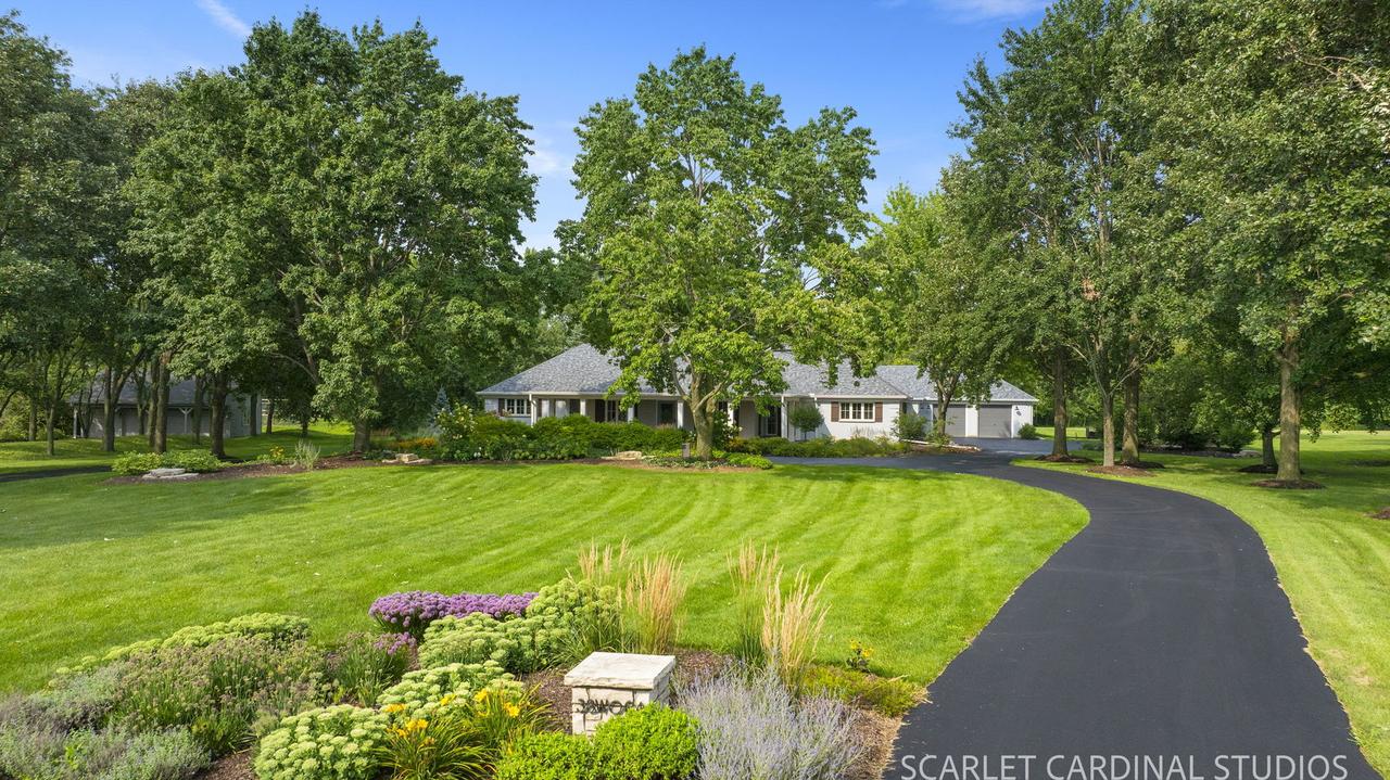 38W064 Tanglewood Dr., Batavia, IL 60510