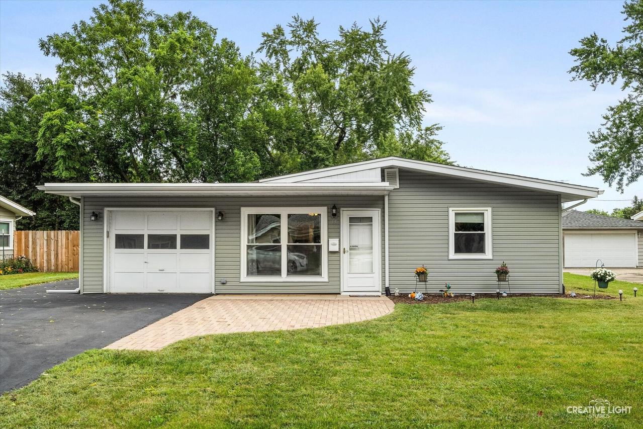 15 Cedar Dr., North Aurora, IL 60542