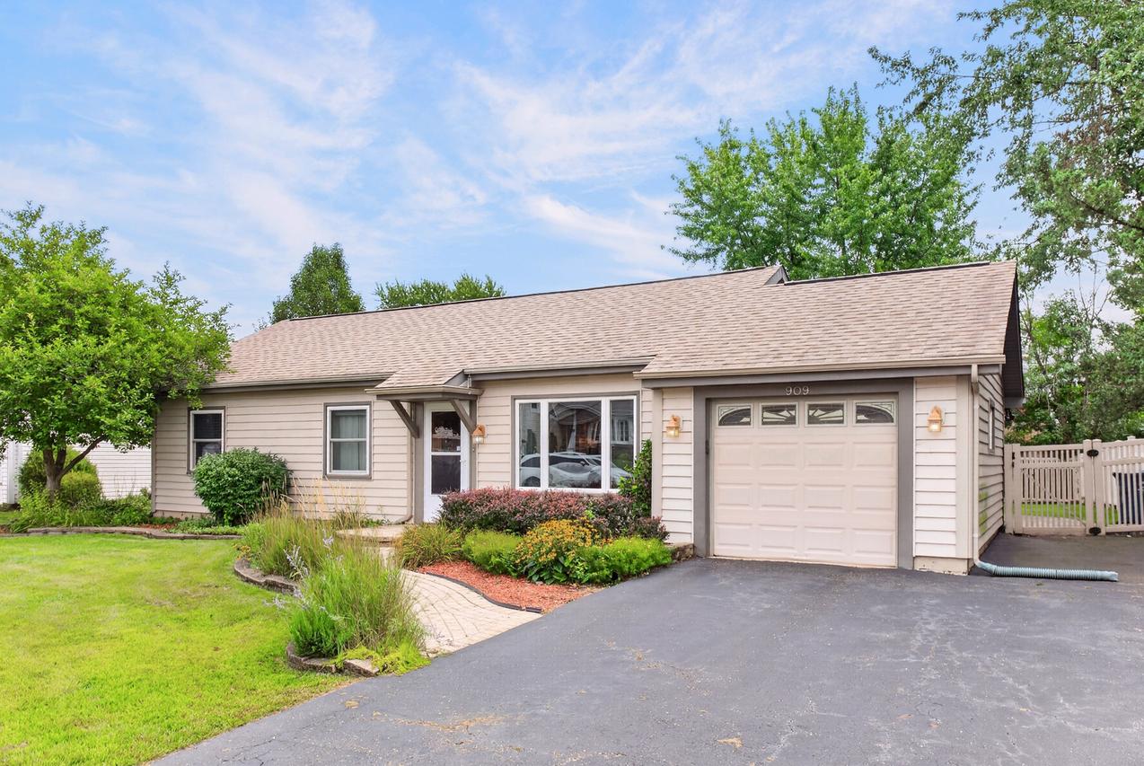 909 Shorewood Dr., Bartlett, IL 60103