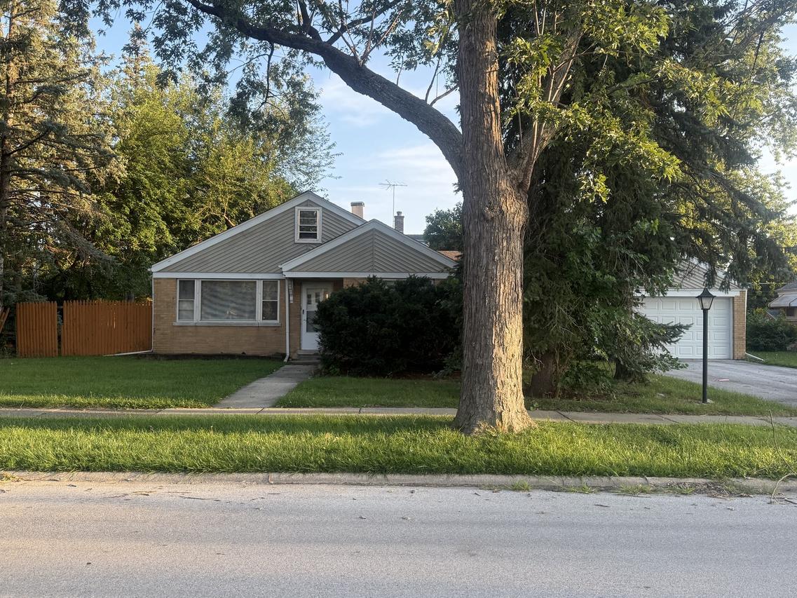 10806 S Komensky Ave., Oak Lawn, IL 60453