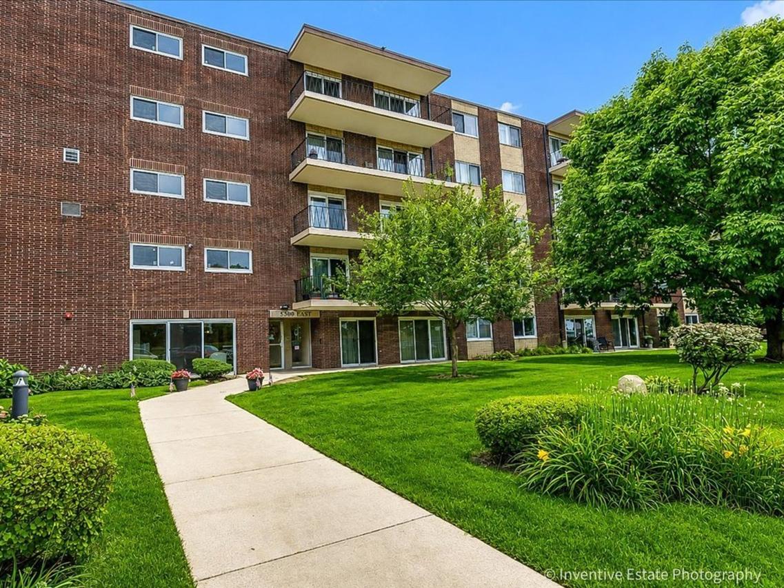 5300 Walnut Ave. #22B, Downers Grove, IL 60515