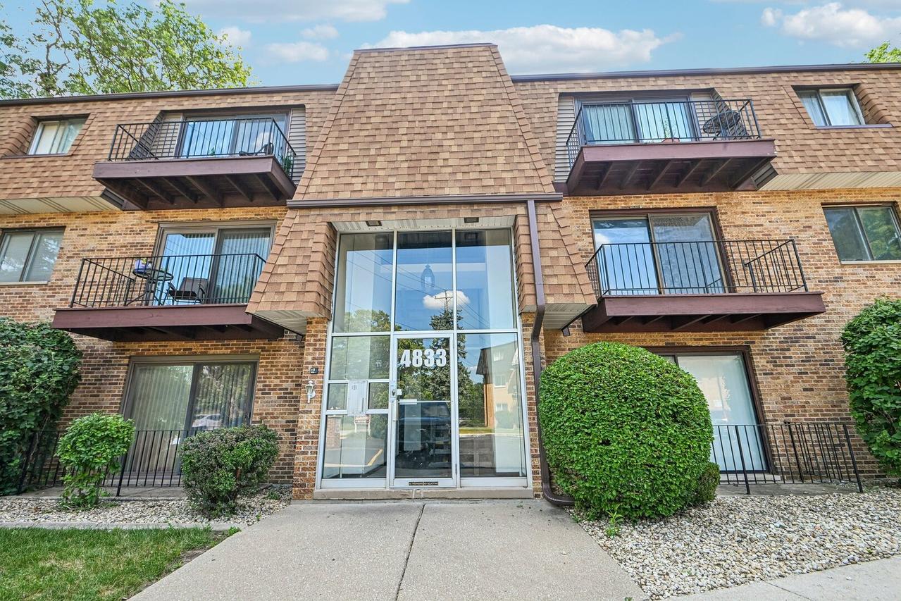 4833 W 109th St. #203, Oak Lawn, IL 60453