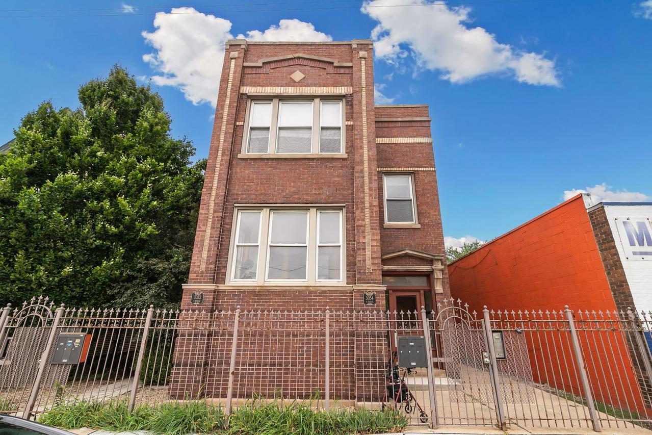 3052 N Kedzie Ave. #1F, Chicago, IL 60618