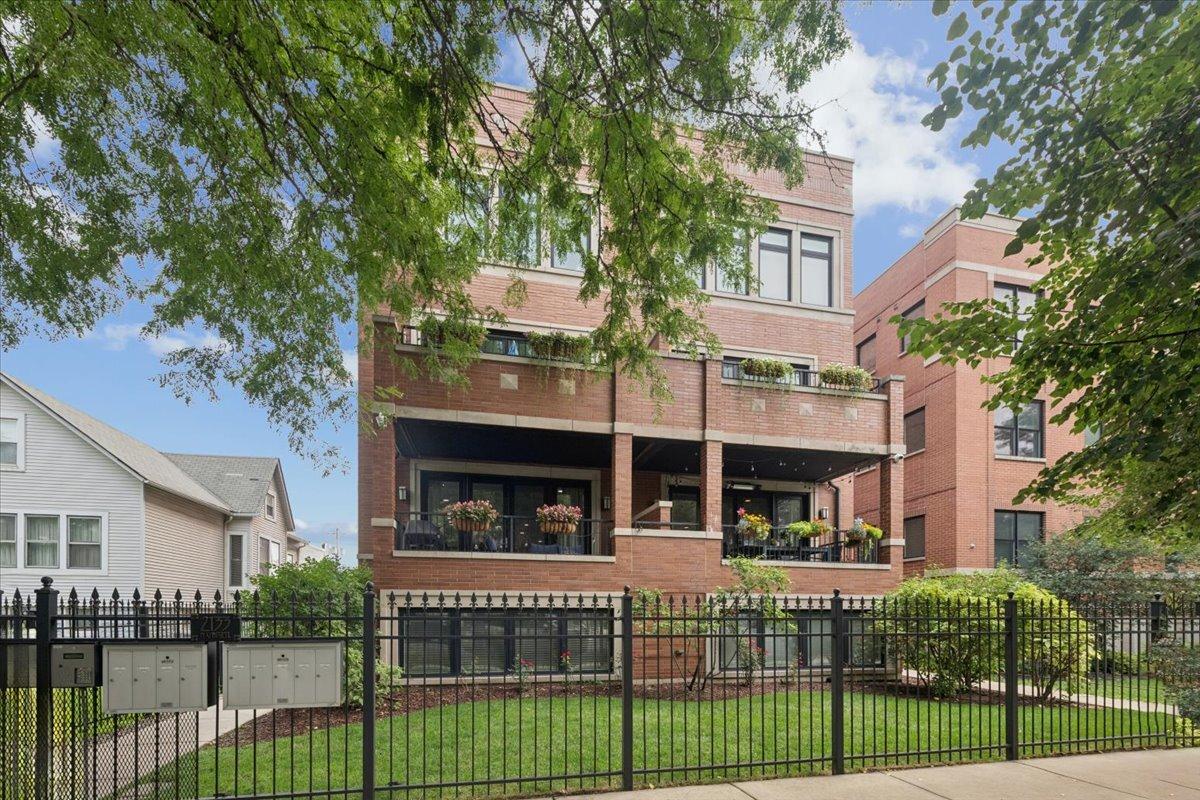 2133 N Campbell Ave. #1B, Chicago, IL 60647