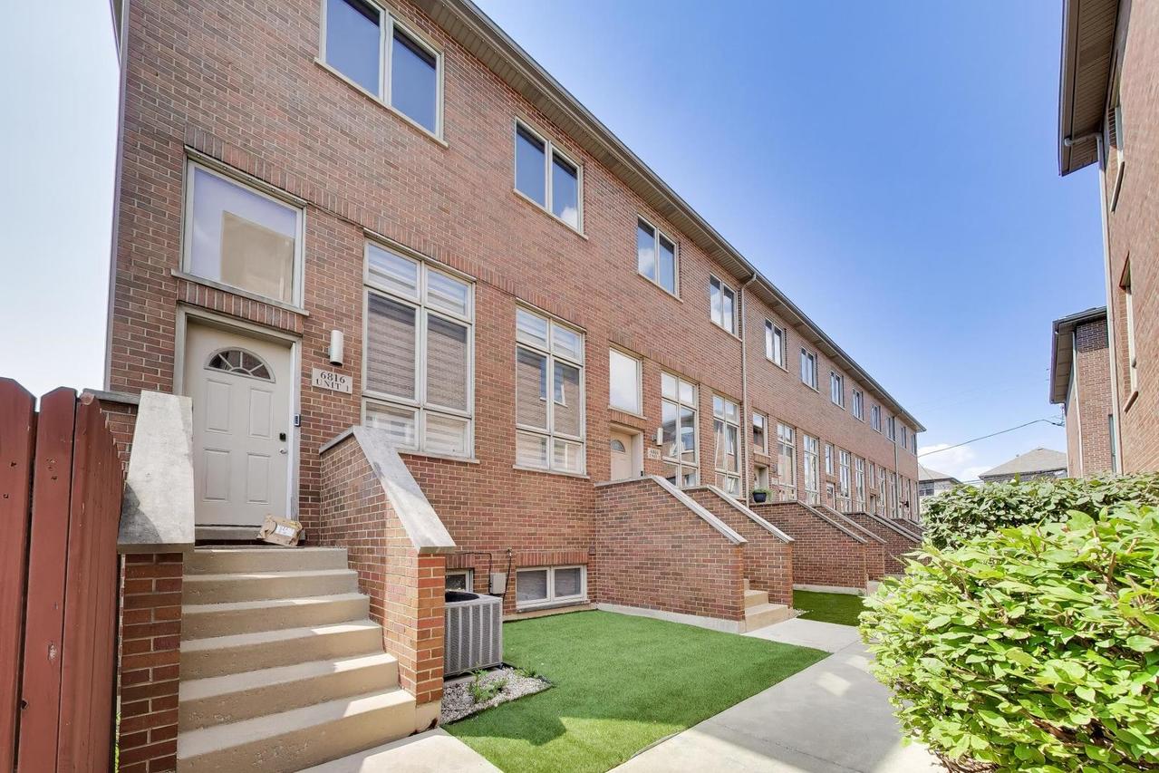 6816 W 65th St. #2, Chicago, IL 60638