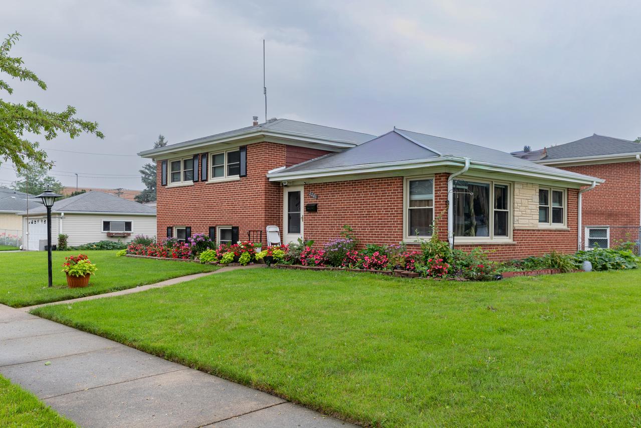 2201 Pine St., Des Plaines, IL 60018
