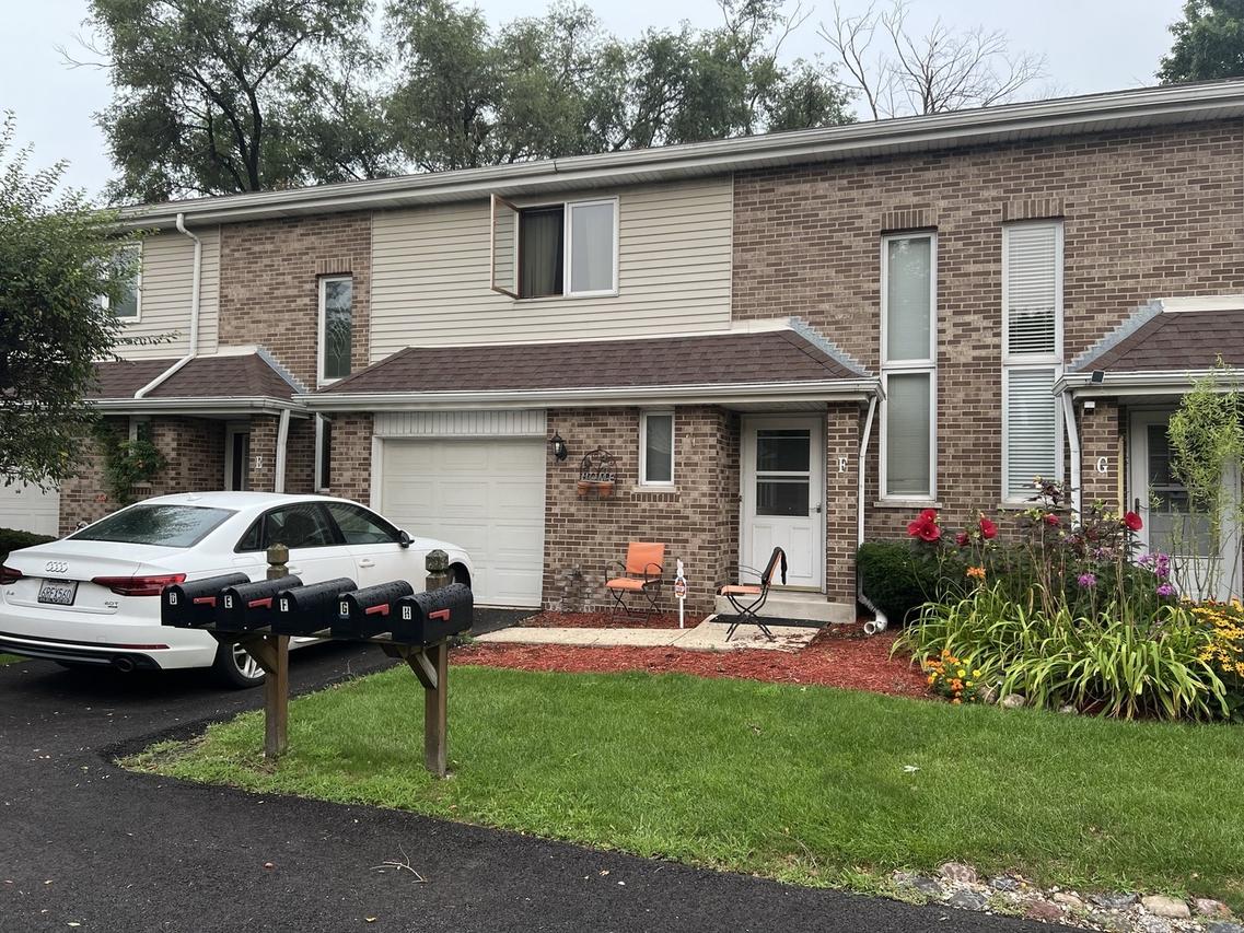 10956 S 76th Ave. #F, Palos Hills, IL 60465