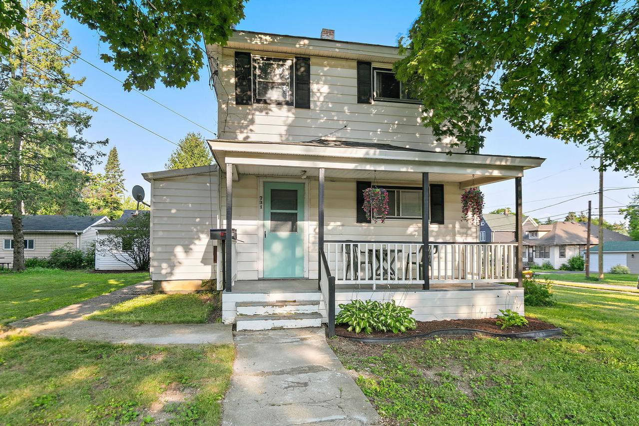 731 N Madison St., Woodstock, IL 60098