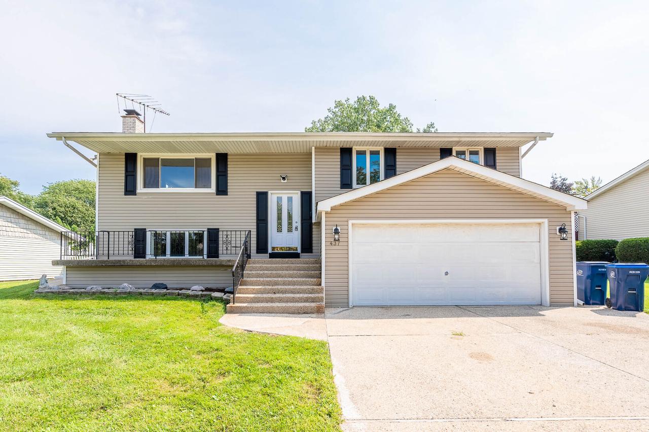 437 S Braintree Dr., Schaumburg, IL 60193