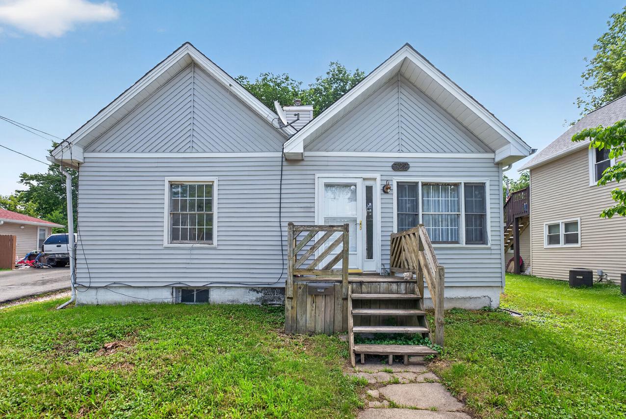 322 Hickory St., Dekalb, IL 60115