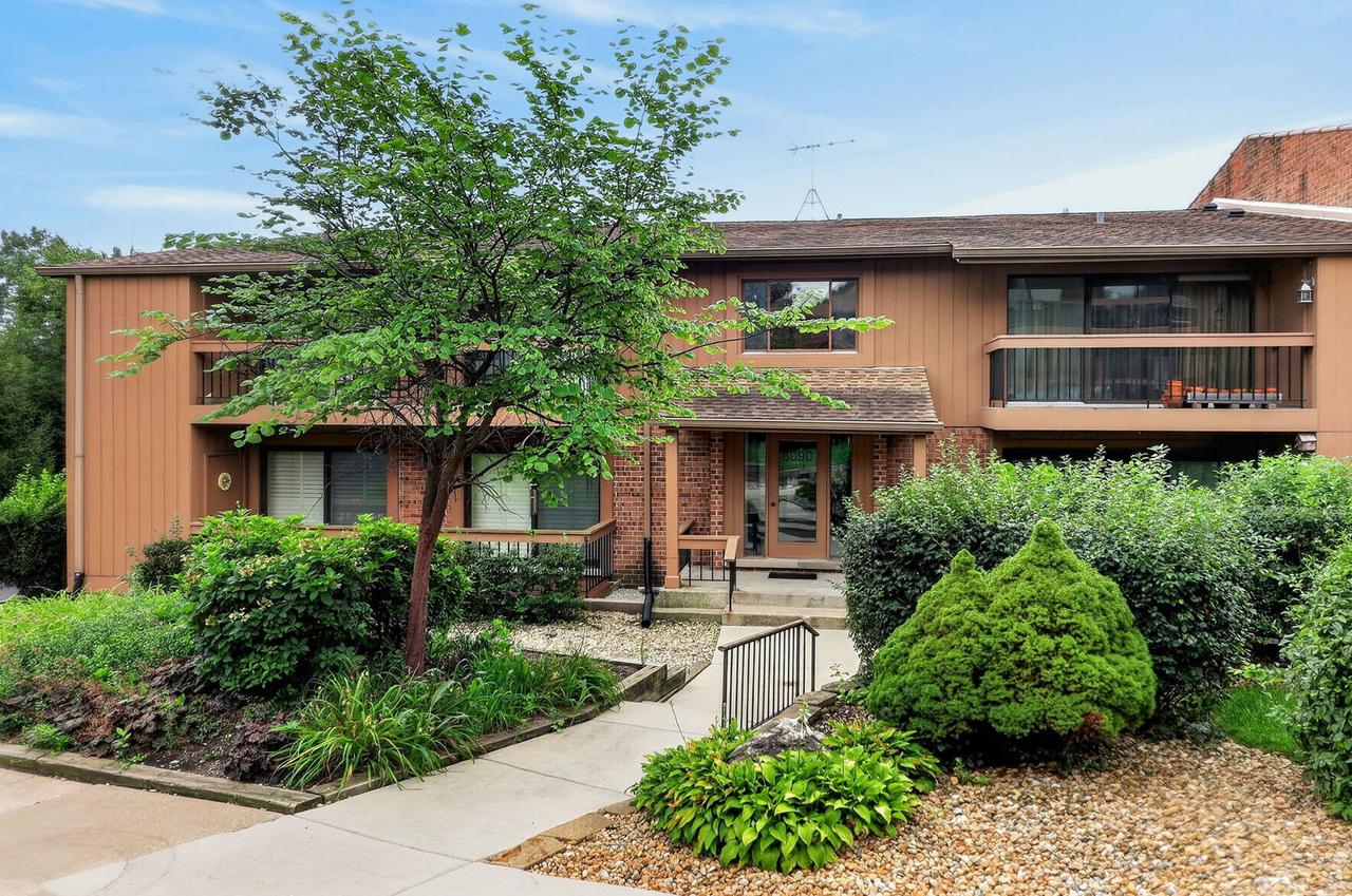 8090 Garfield Ave. #3-2, Burr Ridge, IL 60527