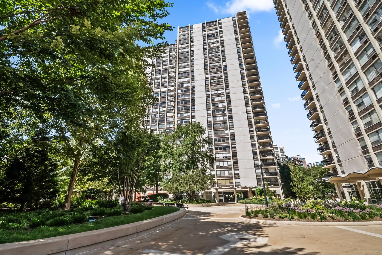 1360 N Sandburg Ter. #2912, Chicago, IL 60610