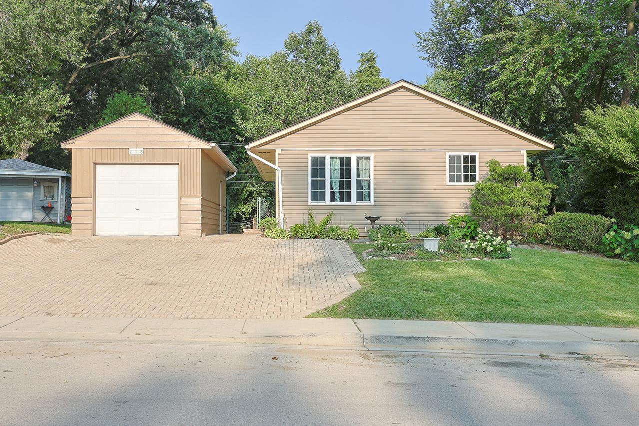 716 Navajo Dr., Carpentersville, IL 60110