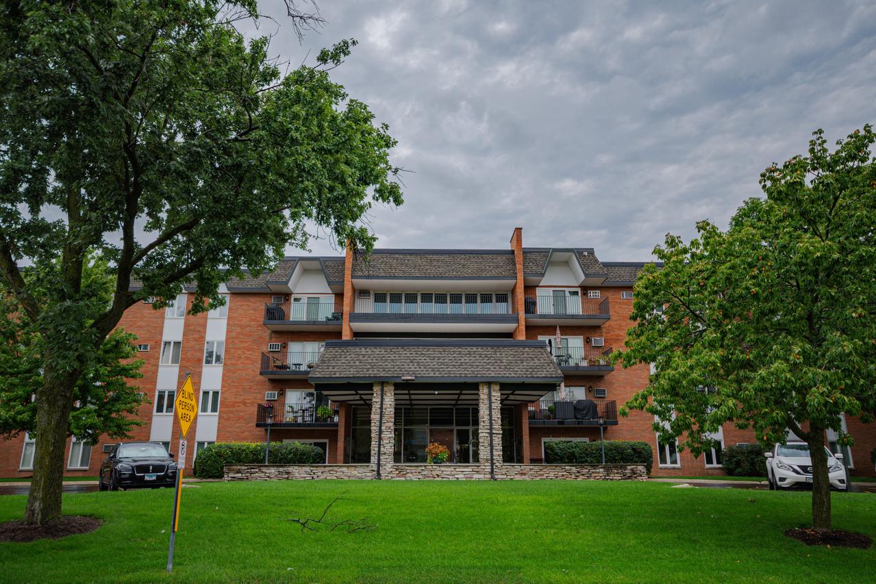 4221 Saratoga Ave. #107A, Downers Grove, IL 60515