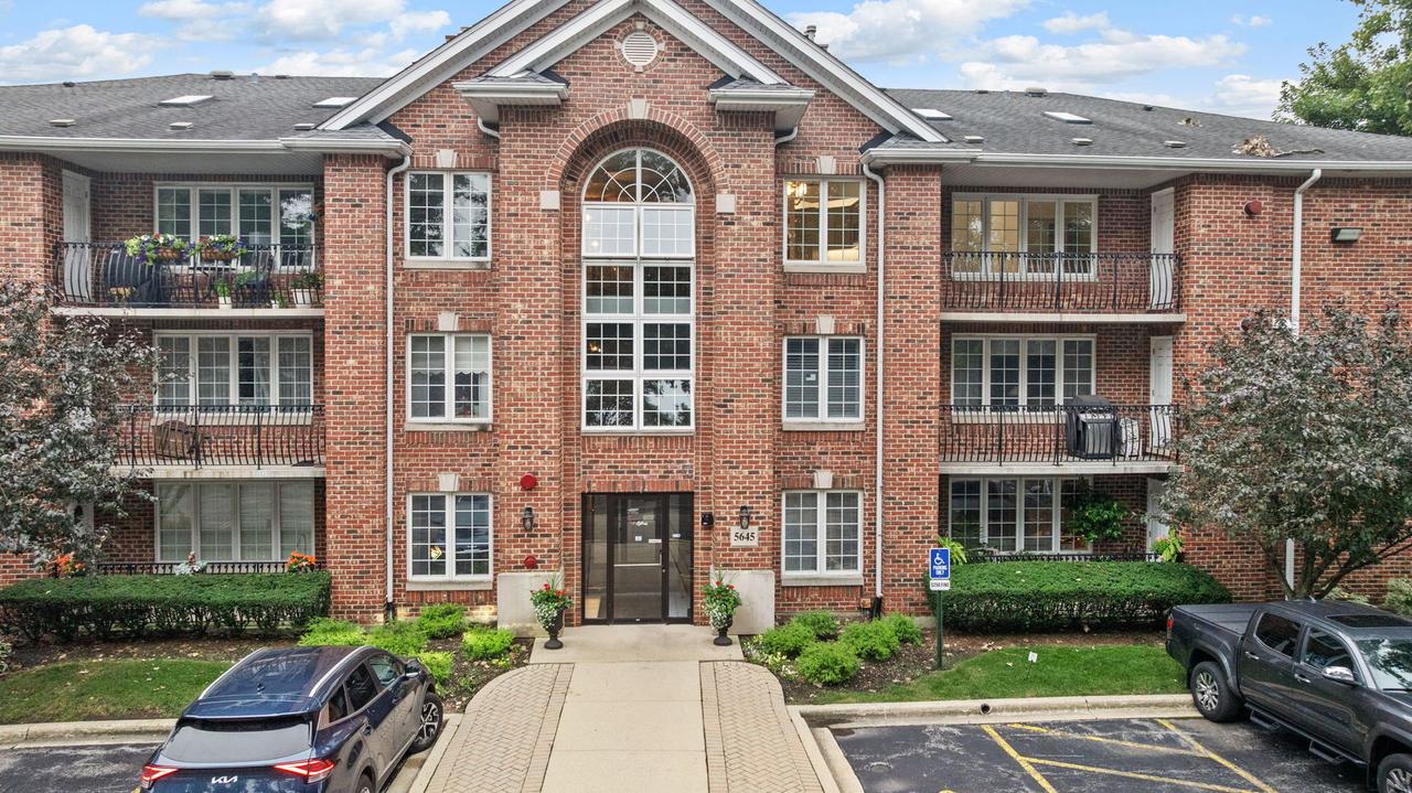 5645 S Cass Ave. #301, Westmont, IL 60559