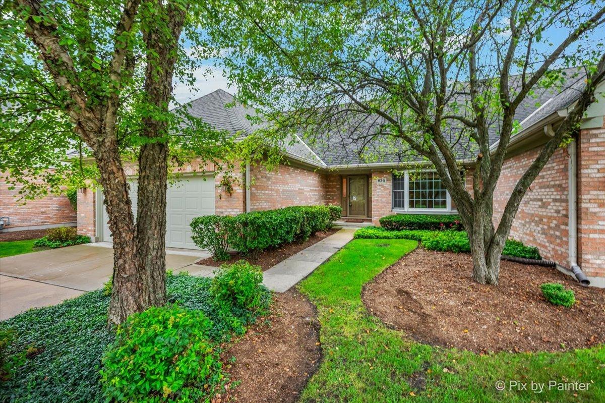 836 Wedgewood Dr., Crystal Lake, IL 60014
