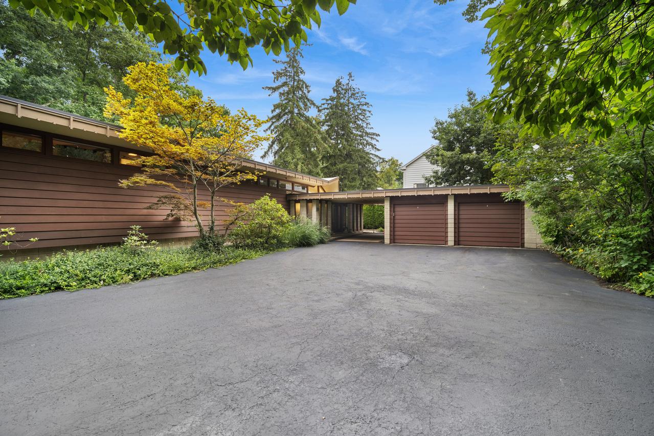 1120 Ridgewood Dr., Highland Park, IL 60035