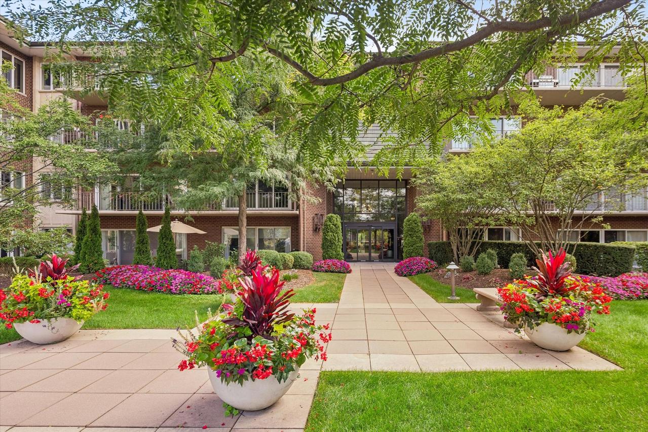 5 Oak Brook Club Dr. #S304, Oak Brook, IL 60523