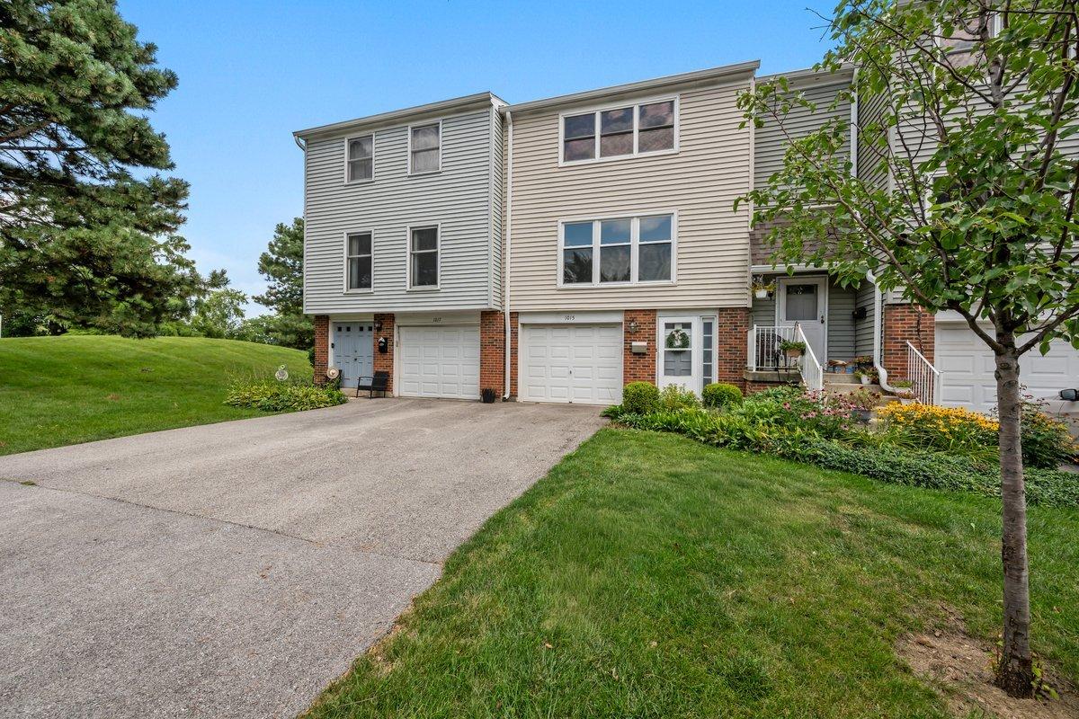 1015 Denham Pl., Schaumburg, IL 60194