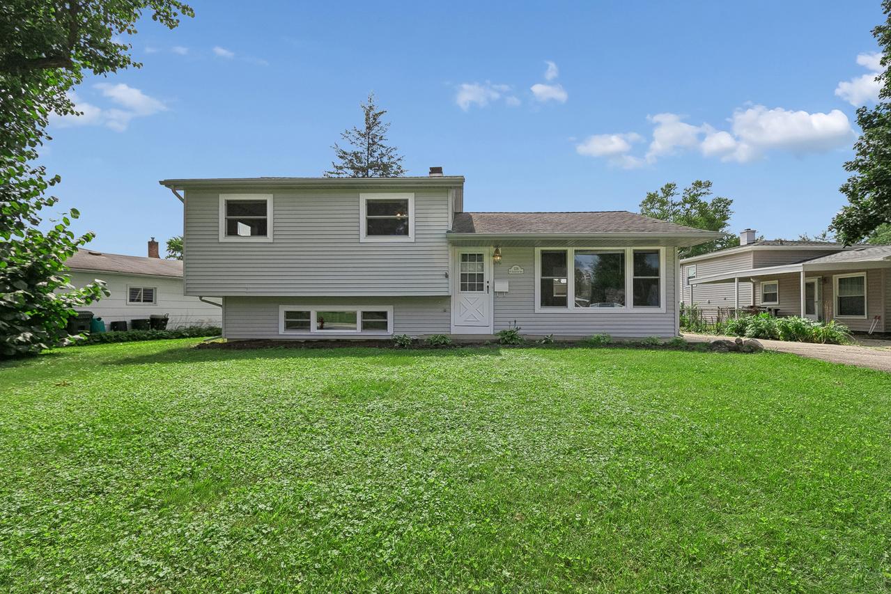 328 N Greenview Ave., Mundelein, IL 60060