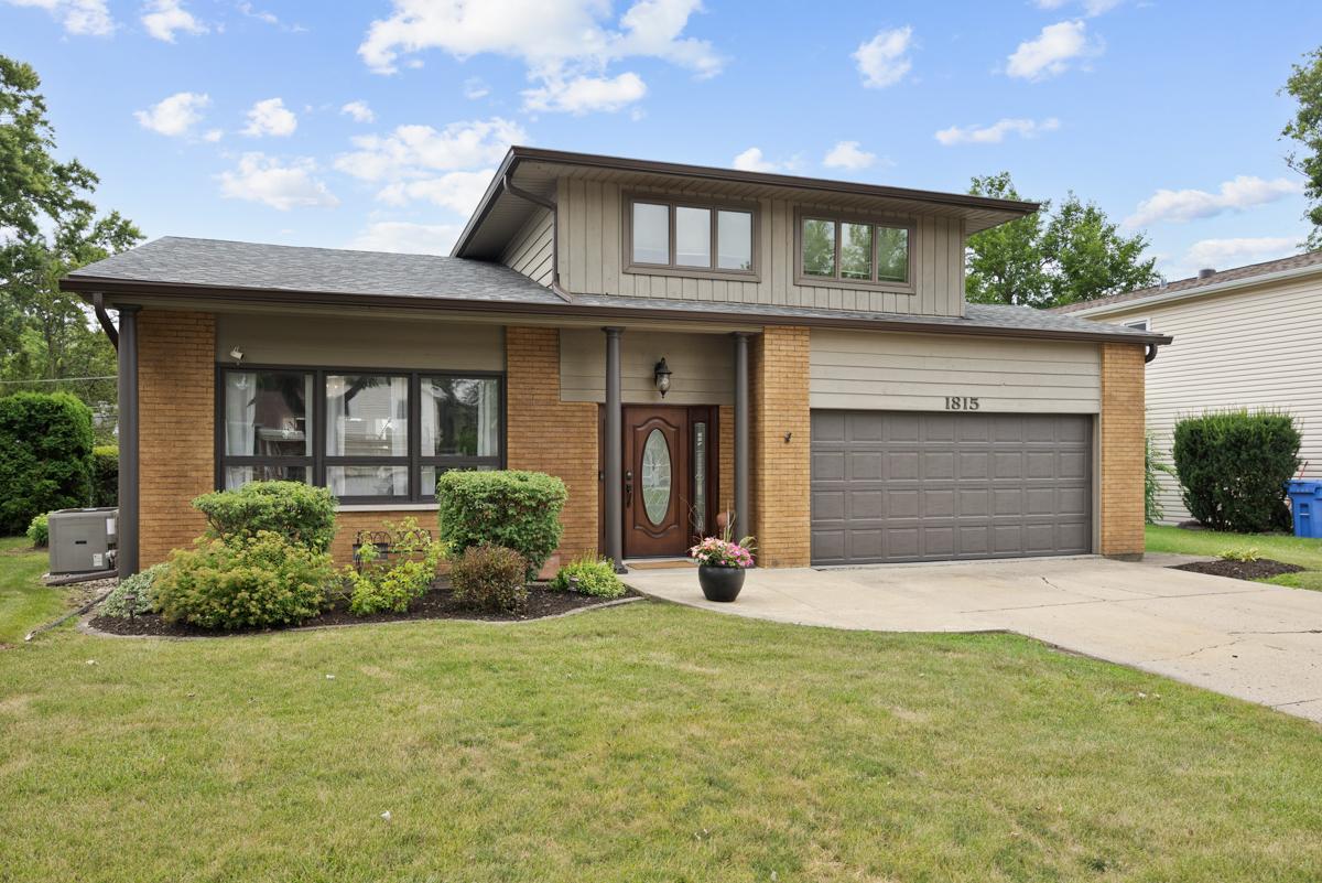1815 Azalea Ln., Mount Prospect, IL 60056
