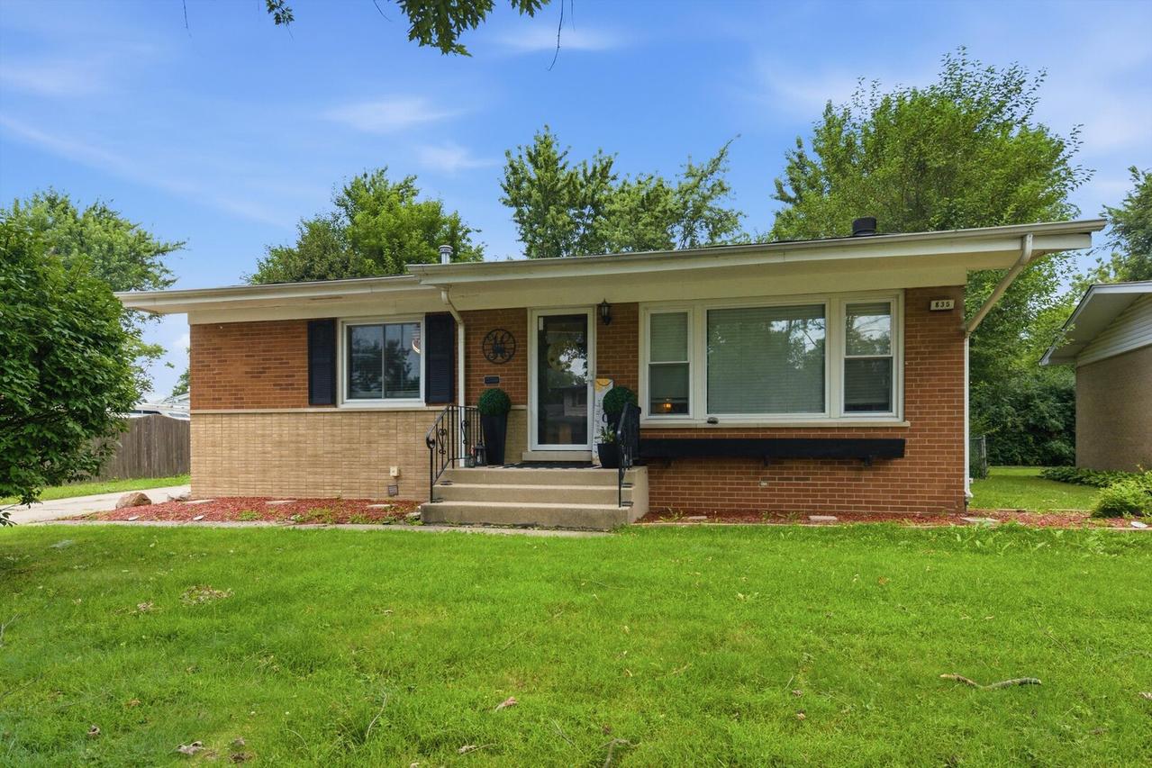 835 W Terrace Dr., Glenwood, IL 60425