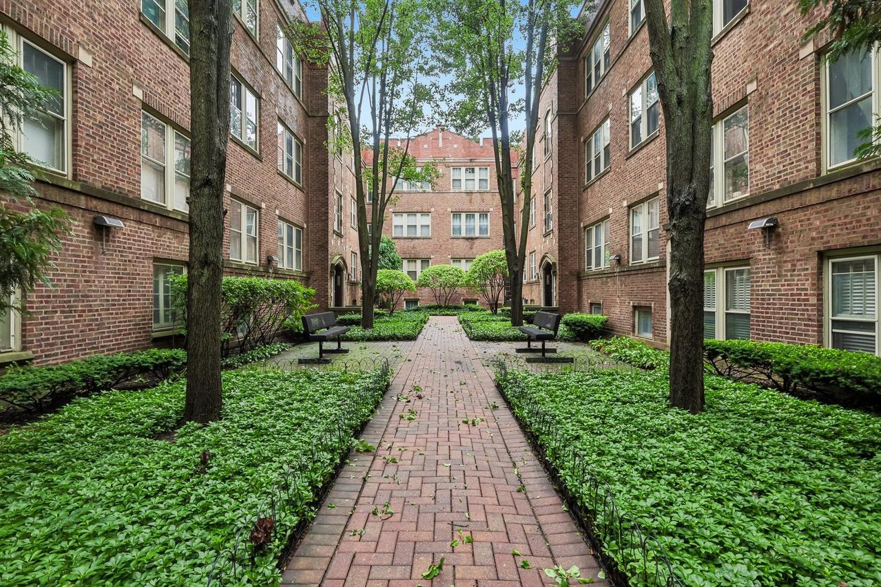 221 N Oak Park Ave. #2E, Oak Park, IL 60302
