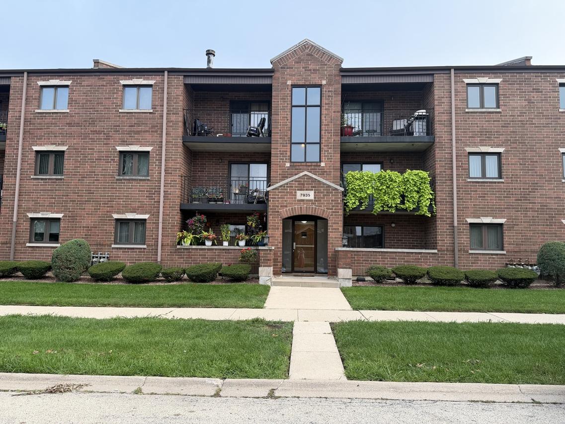 7935 W 90th St. #1A, Hickory Hills, IL 60457