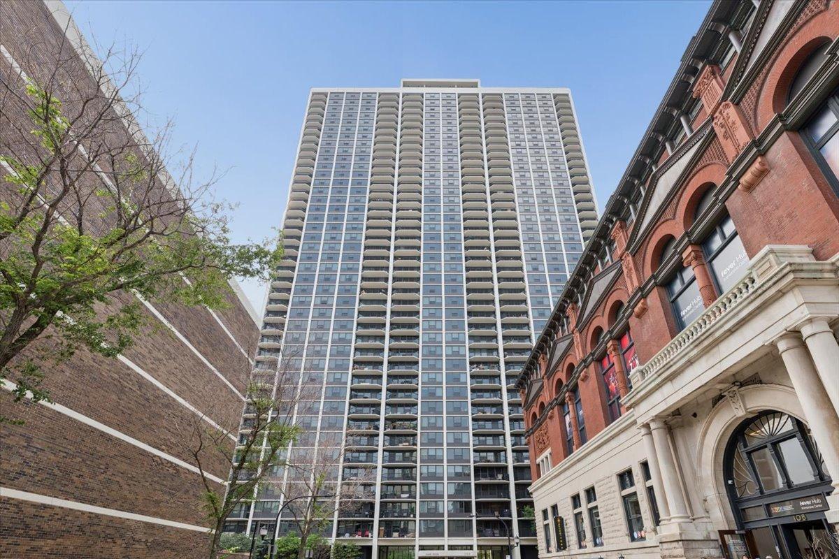 1560 N Sandburg Ter. #2008, Chicago, IL 60610