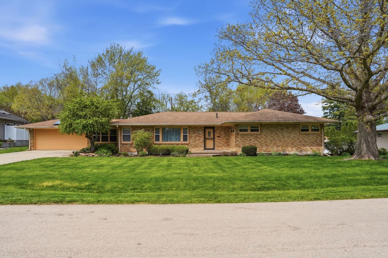 1213 Douglas Ter., Dixon, IL 61021