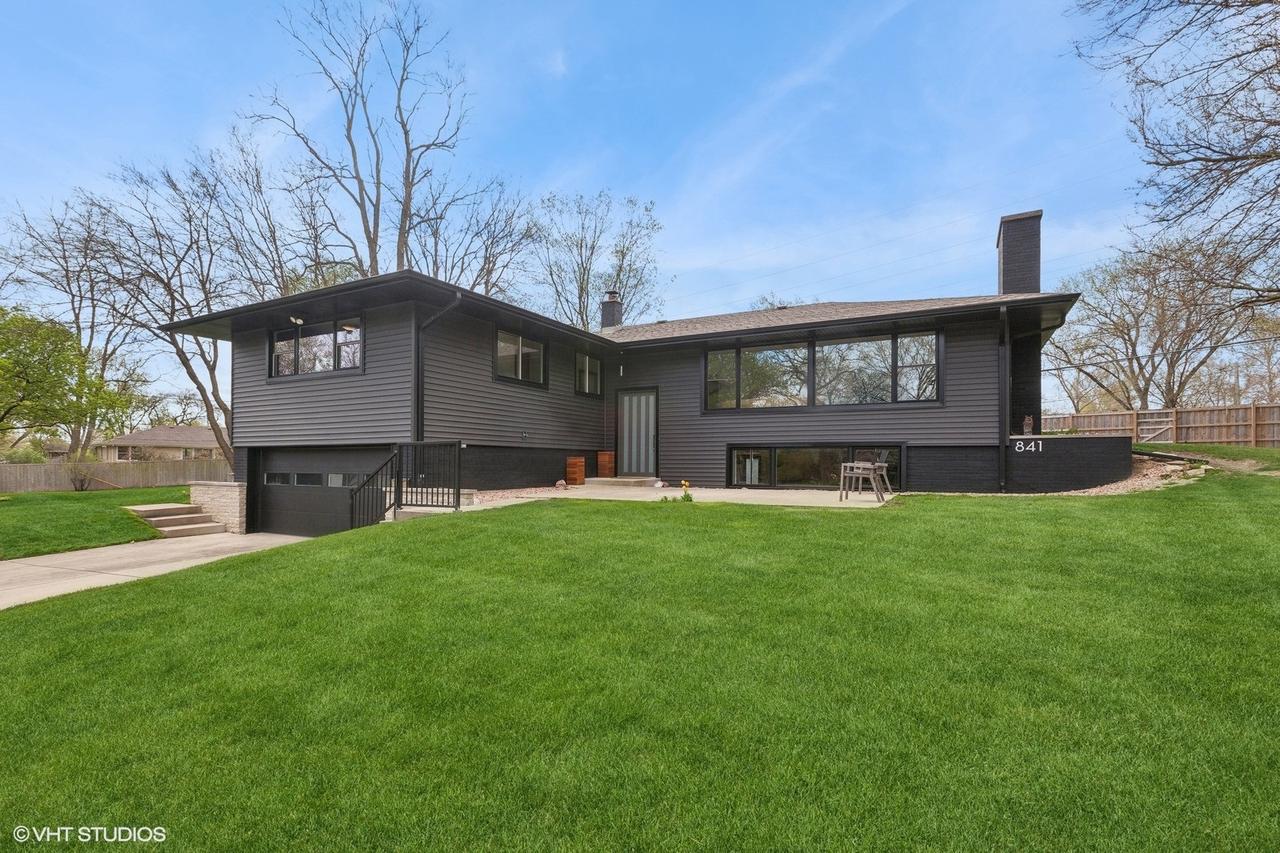 841 Hawthorne Dr., Naperville, IL 60540