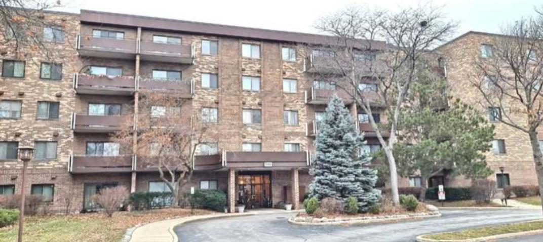 700 Wellington Ave. #413, Elk Grove Village, IL 60007