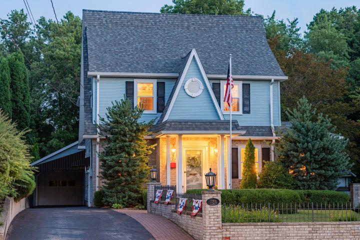 724 E Third St., Dixon, IL 61021