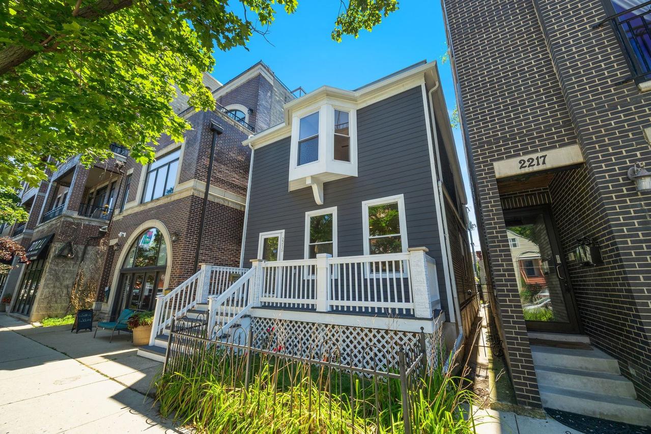2215 W Roscoe St., Chicago, IL 60618