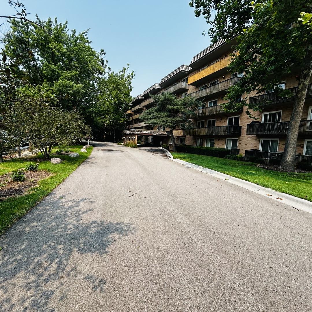 505 Redondo Dr. #205, Downers Grove, IL 60516