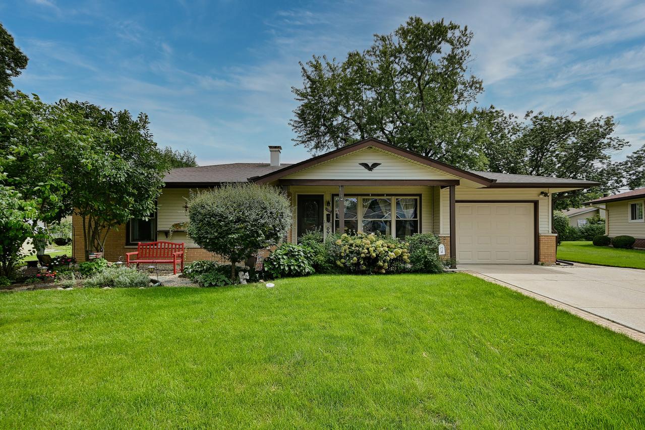 1157 Elmwood Ln., Elk Grove Village, IL 60007