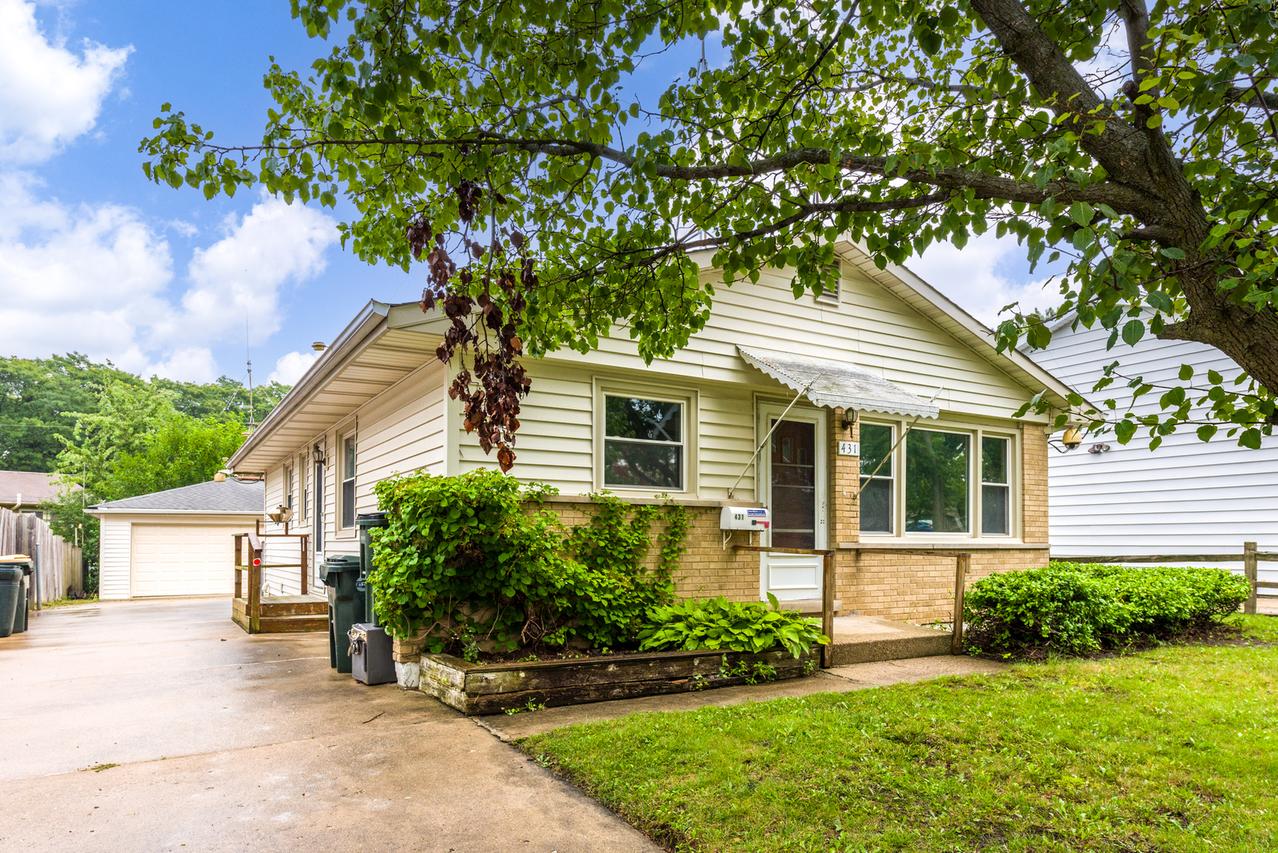 431 N Ridgemoor Ave., Mundelein, IL 60060