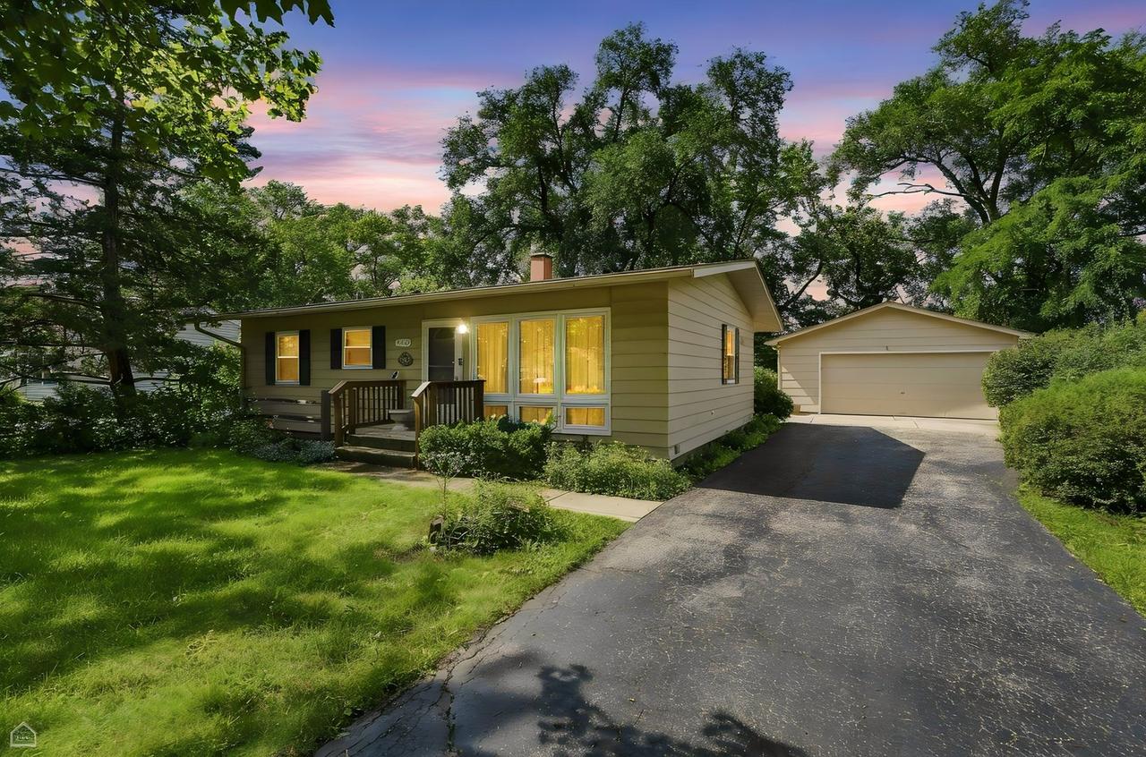 2402 Manor Ln., Mchenry, IL 60051