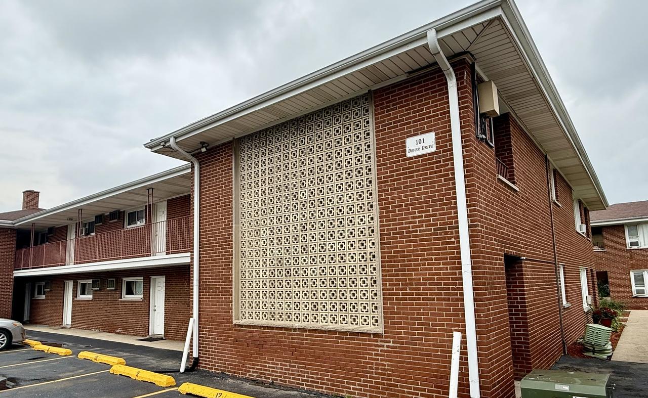 101 Dover Dr. #5, Des Plaines, IL 60018
