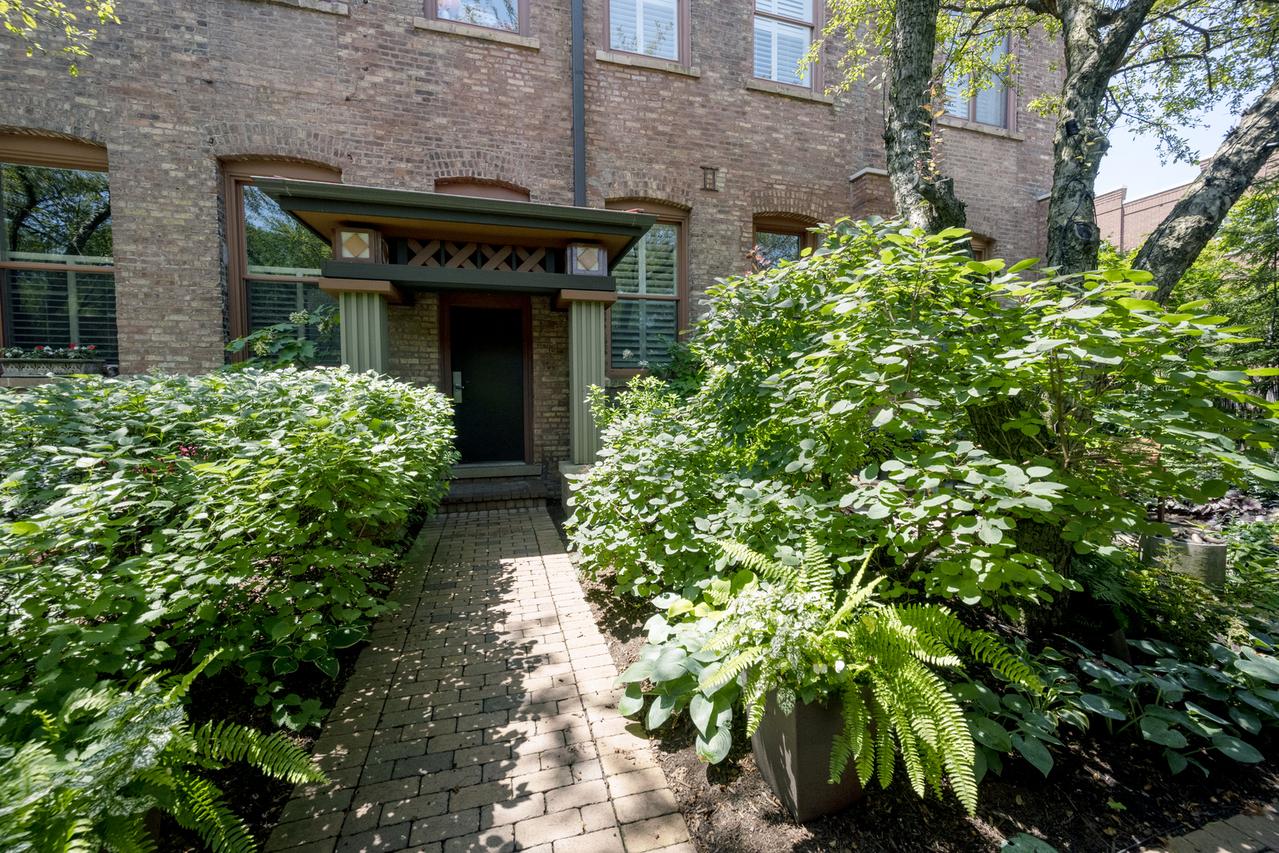 1701 W Terra Cotta Pl. #E, Chicago, IL 60614