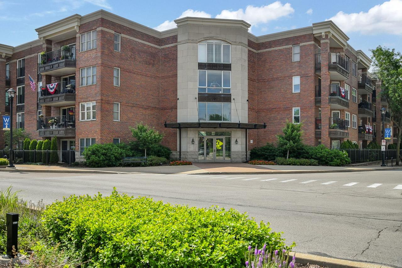 111 N Wheaton Ave. #103, Wheaton, IL 60187