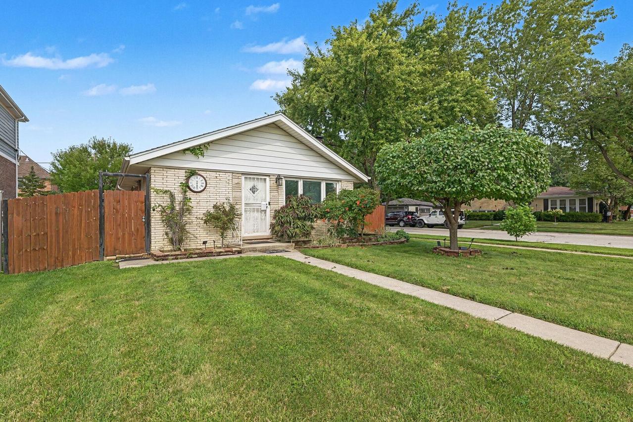 9002 S Parkside Ave., Oak Lawn, IL 60453