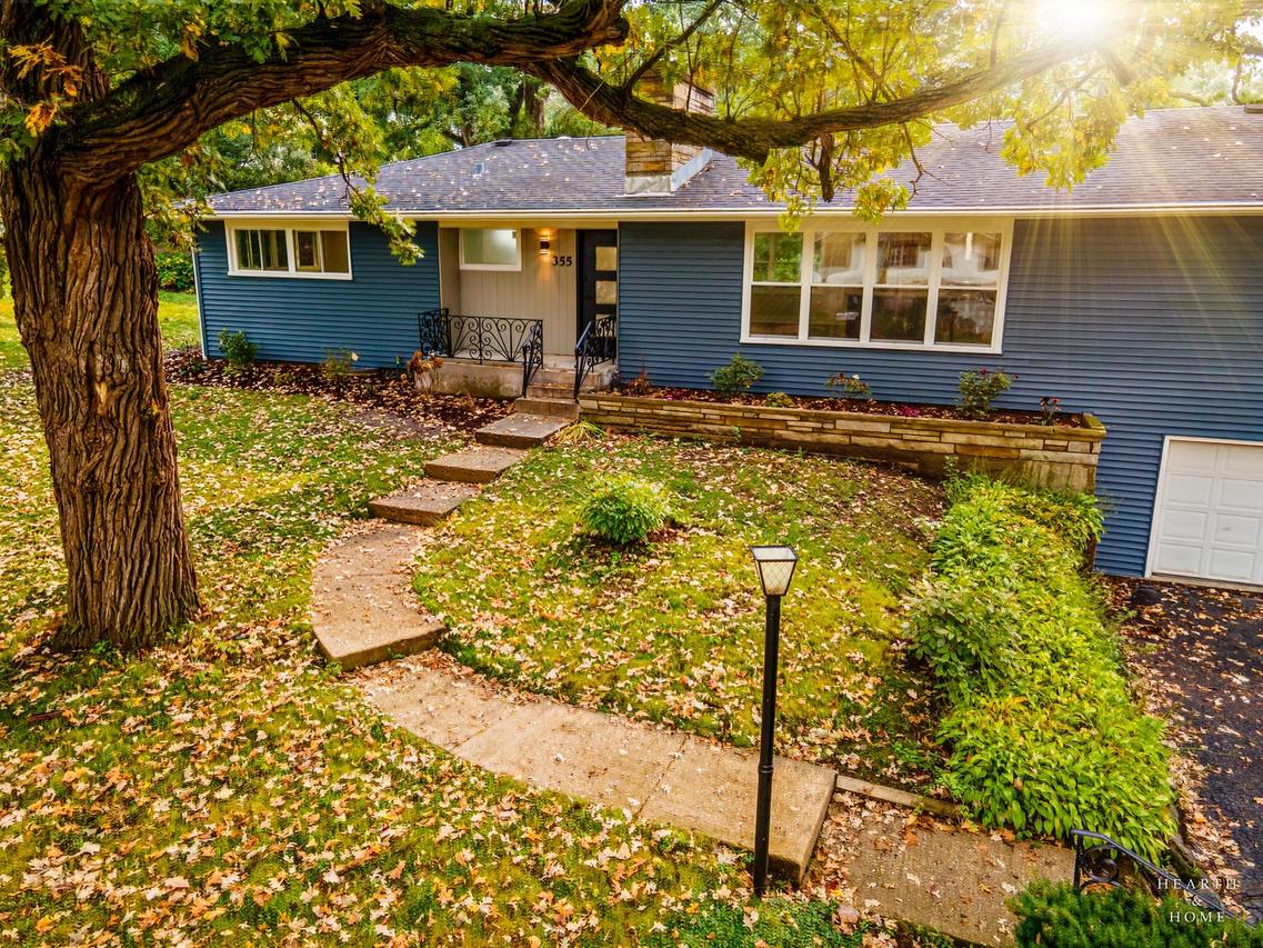 355 Hiawatha Dr., Lake In The Hills, IL 60156