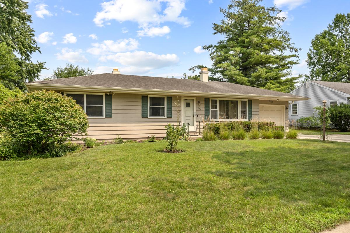 947 Diane Ave., Elgin, IL 60123