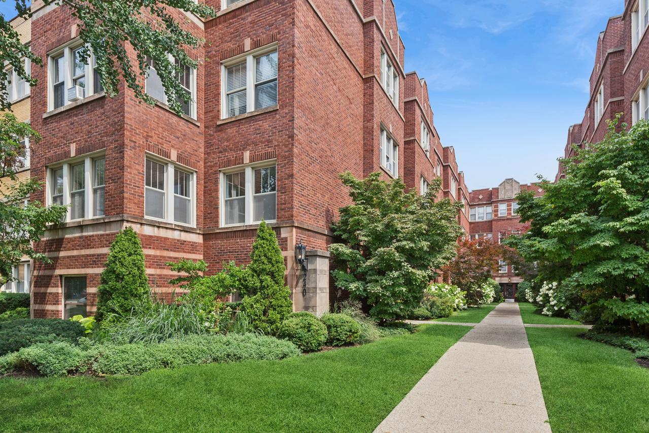 240 S Maple Ave. #3W, Oak Park, IL 60302