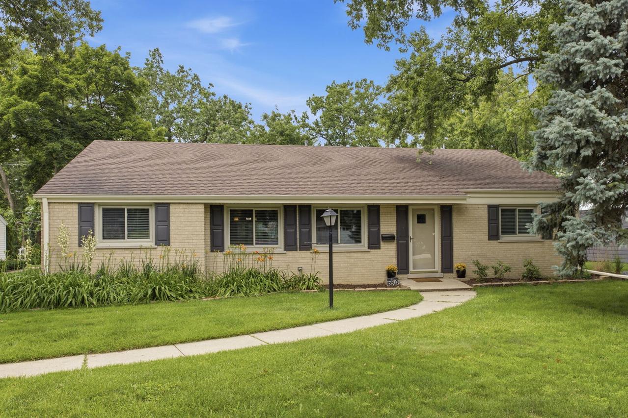 5818 Ridgewood Dr., Western Springs, IL 60558