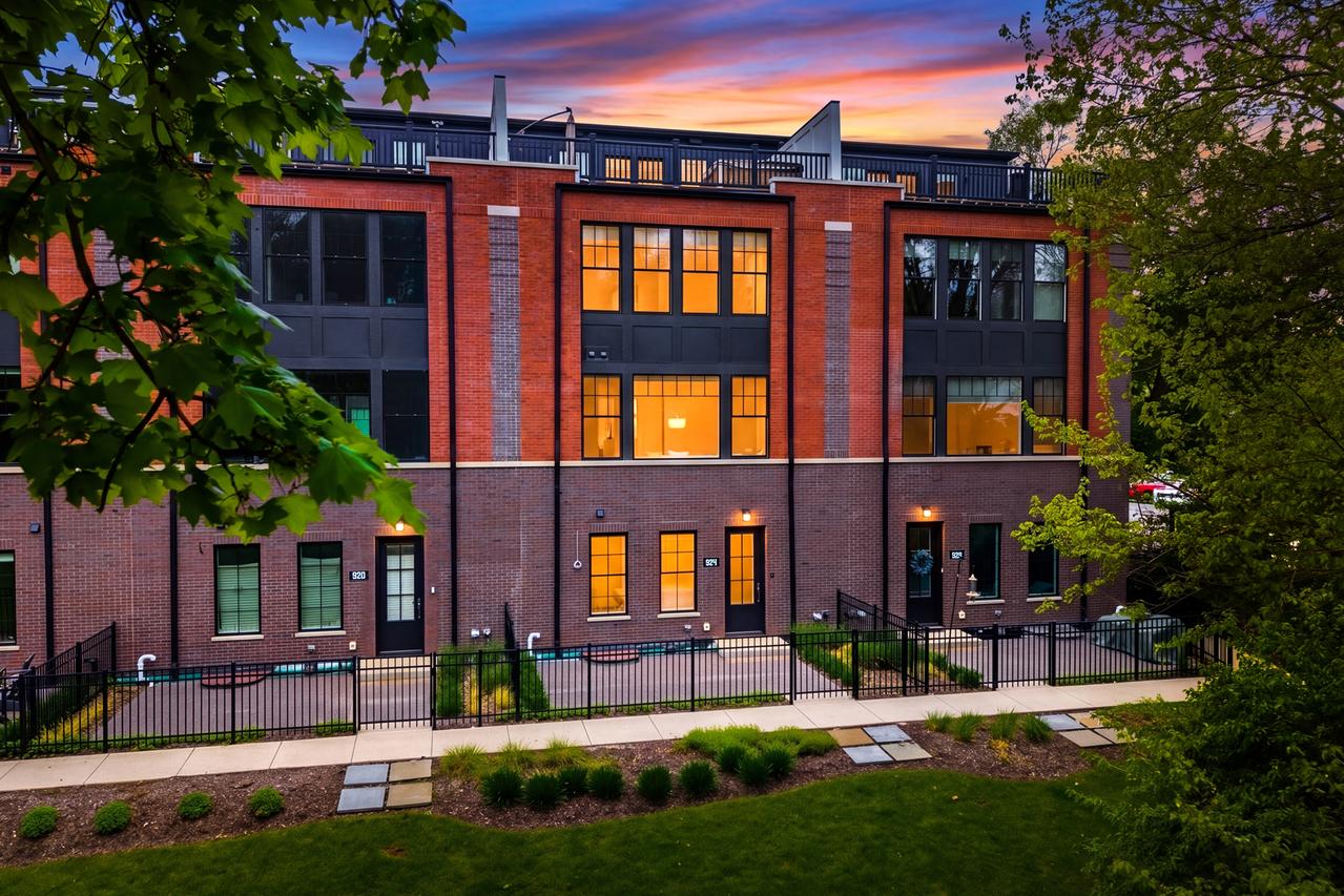 924 E Chicago Ave., Naperville, IL 60540