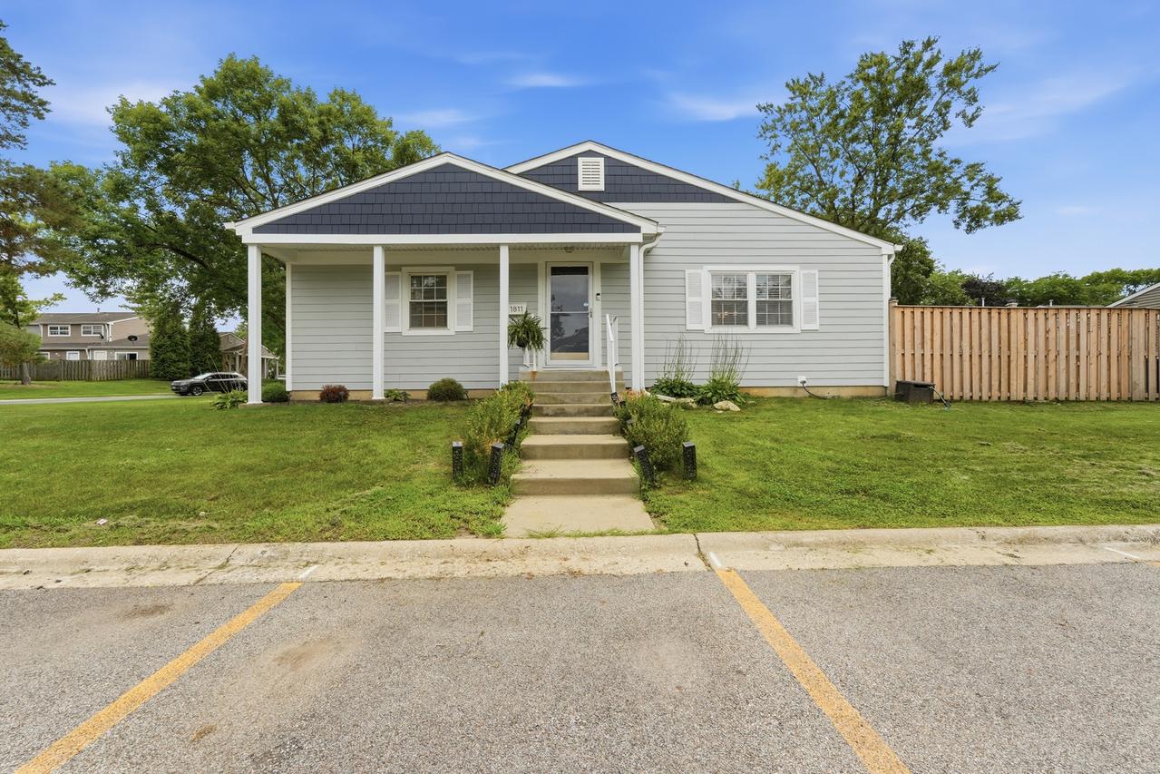 1811 Carlisle Ct., Schaumburg, IL 60194